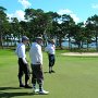 Magnus med caddyn Collin och jag inväntar att Jörgen ska sänka dagens sista putt. Vi avslutar med varsitt par och går nöjda av 18:de green.